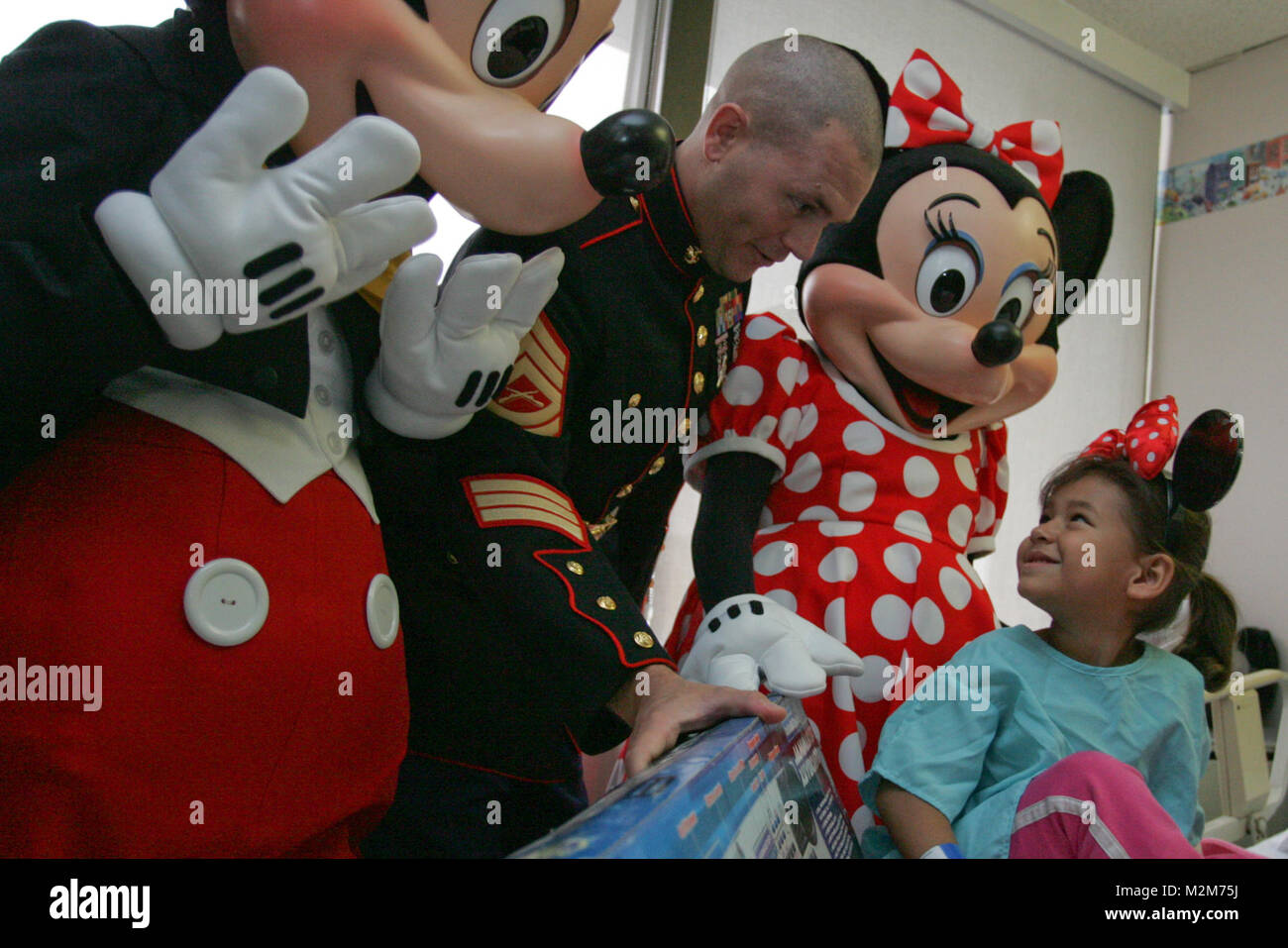 SECAUCUS, NEW JERSEY. -- Le sergent d'artillerie. Tobin Eckstein, chef de formation, Golf Company, 2e Bataillon, 25e Régiment de Marines, avec Mickey et Minnie Mouse présente un jouet à une petite fille en hôpital de Meadowlands, Novembre 24. L'événement a montré le partenariat de la Walt Disney Corporation avec le Marine Toys for Tots Fondation, qui recueille et distribue des jouets aux enfants pendant la saison de vacances. La relation entre les Marines et Walt Disney remonte à 1948 quand Walt a créé l'original Toys for Tots logo. Marine Corps officiel (photo par le Sgt. Randall A. Clinton) Toys for Tots par NYCMarines Banque D'Images