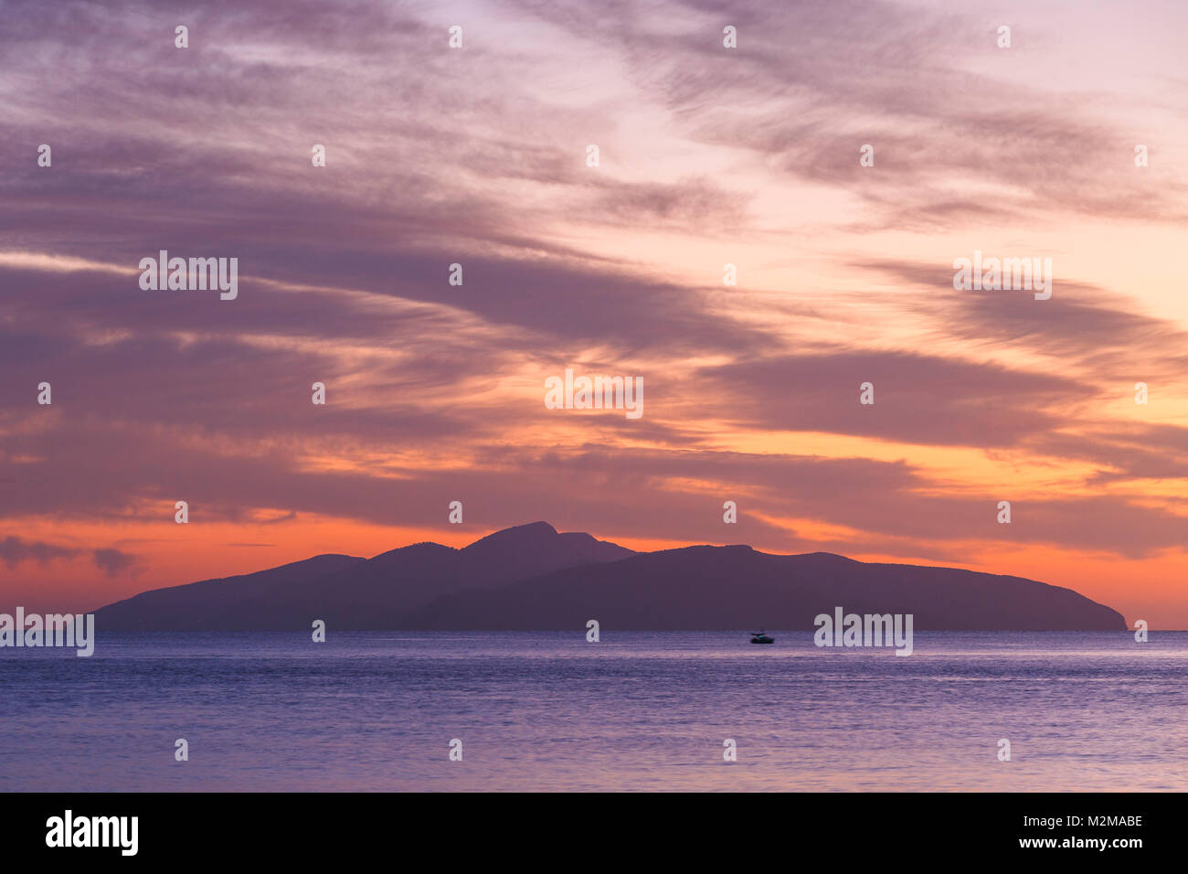 Vue sur l'île d'Hydra against colorful matin ciel de Spetses, Grèce. Banque D'Images