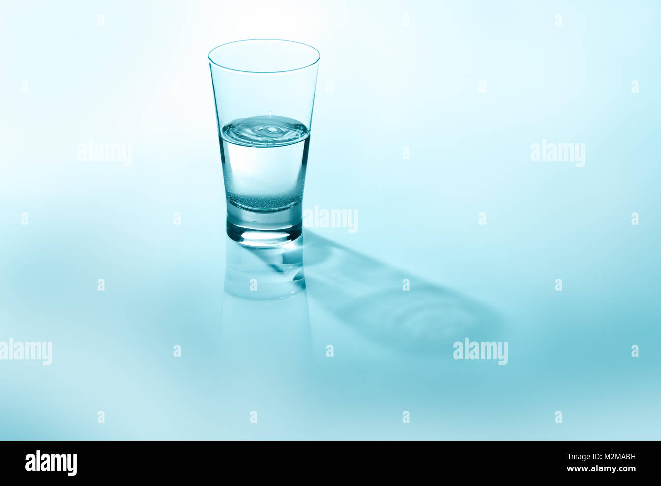 À moitié plein, à moitié vide représentation concept Banque D'Images