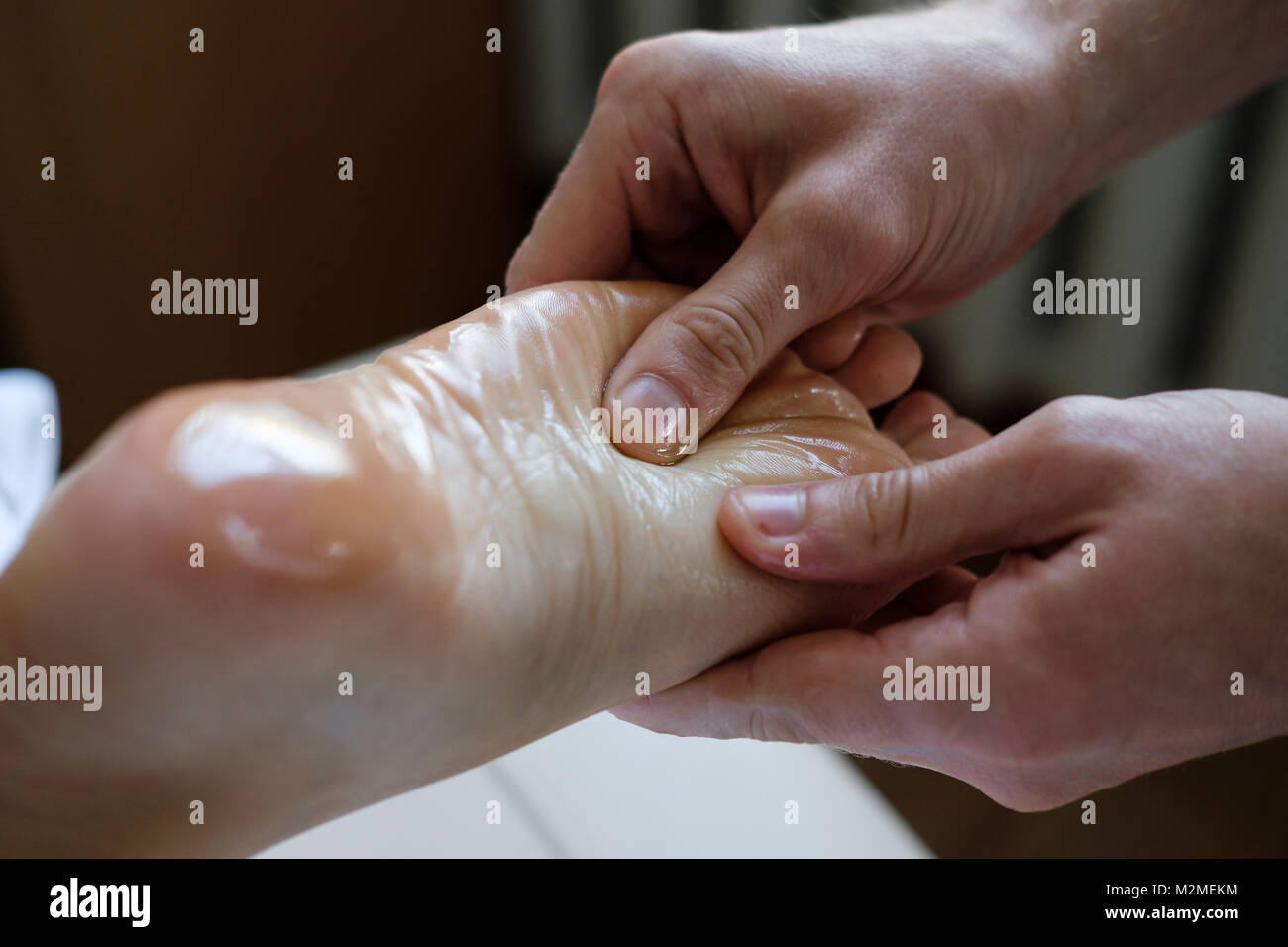 Close up of female pied pour se massage par masseur professionnel masculin. Soins du corps, soins de la peau, bien-être, bien-être, santé, beauté concept de traitement. Banque D'Images