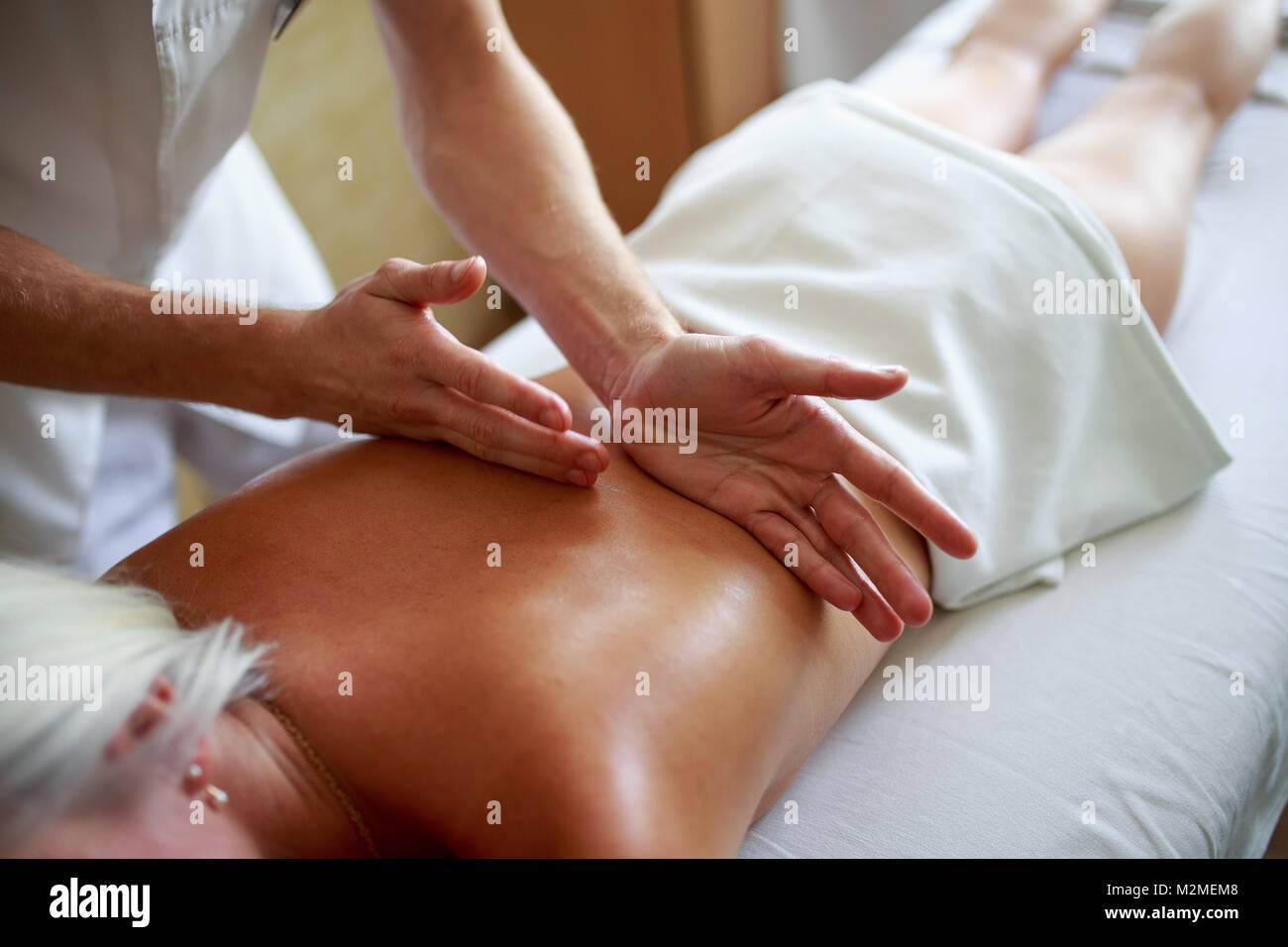 Close up of femelle mâle se massage par masseur professionnel. Soins du corps, soins de la peau, bien-être, bien-être, santé, beauté concept de traitement. Banque D'Images