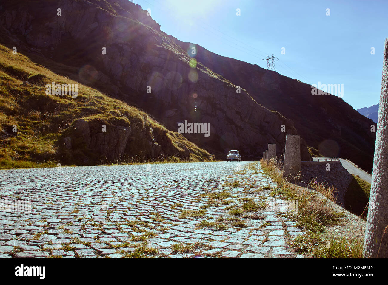 VW-Käfer croisière sur le via Tremola Banque D'Images