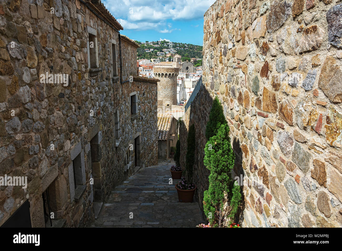 La partie historique de l'ancienne forteresse avec une Tour et église Saint Vincent (Tossa de Mar, Espagne) Banque D'Images