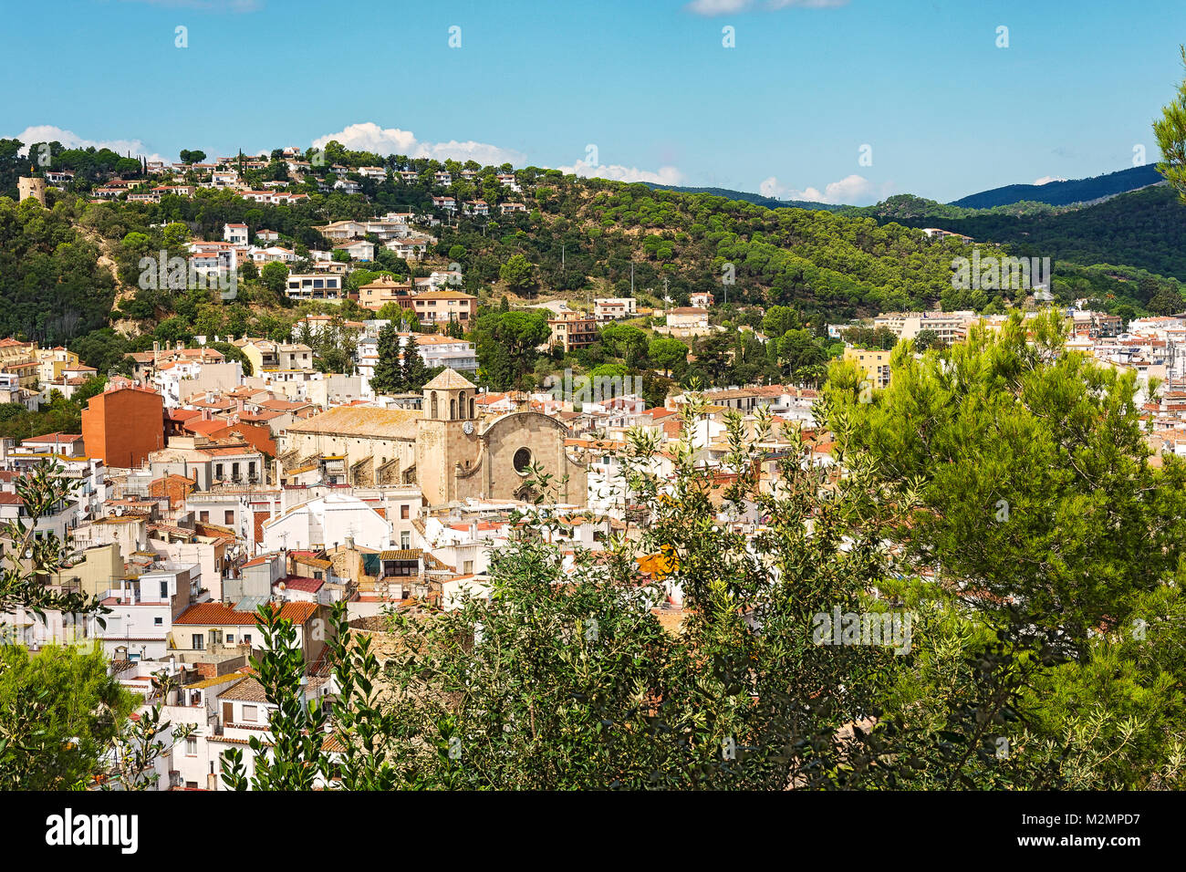 La vue de la hauteur. La partie historique de la ville et l'Église Saint-vincent (Tossa de Mar, Espagne) Banque D'Images