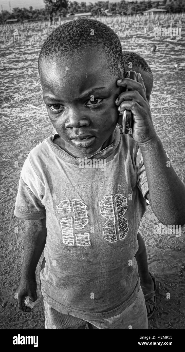 Garçon Maasia sur téléphone cellulaire les enfants d'Afrique comme photographié en Tanzanie;l'Afrique de l'Afrique; Banque D'Images