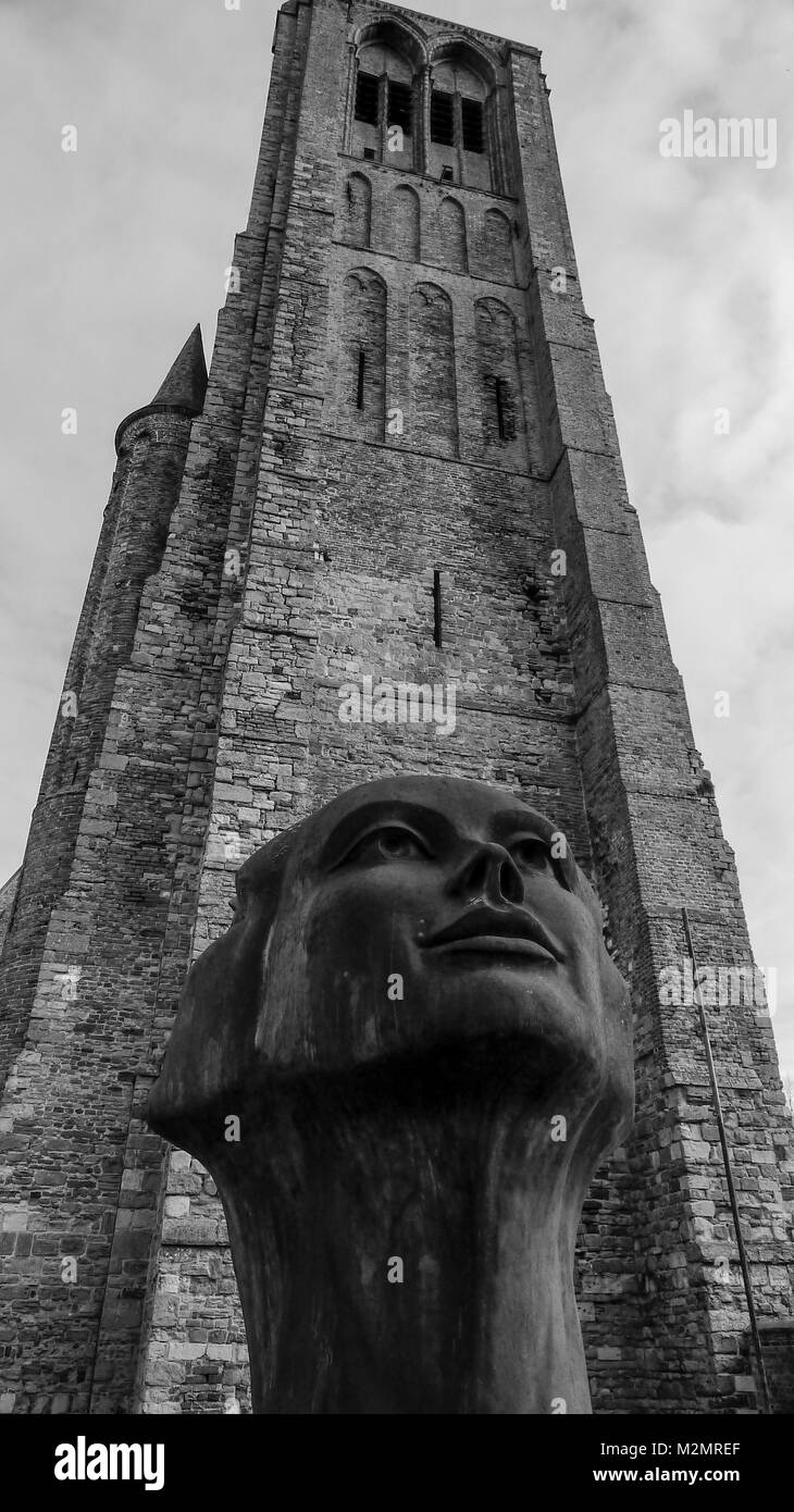 Vieille tour de l'église de Saint Pierre dans les chaînes Dudzele, Brugge, Bruges, Belgique. Banque D'Images