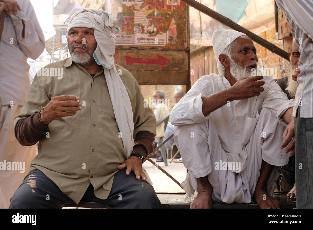 Deux hommes musulmans indiens assis à un chai (thé), wc séparés, l'Inde Banque D'Images