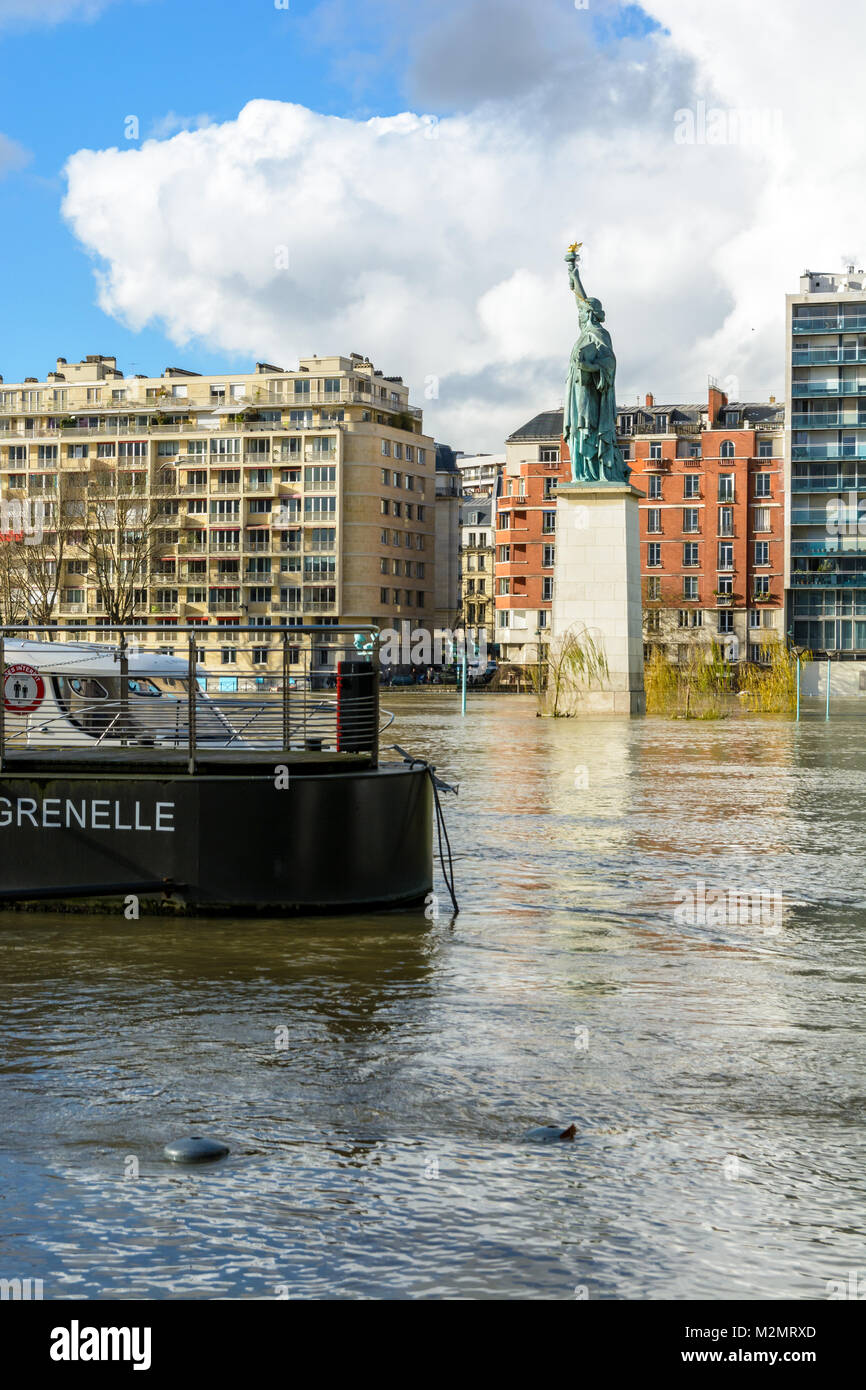Lors d'une inondation de la Seine, la plate-forme où la Statue de la liberté est érigé est totalement couverte par la crue. Banque D'Images