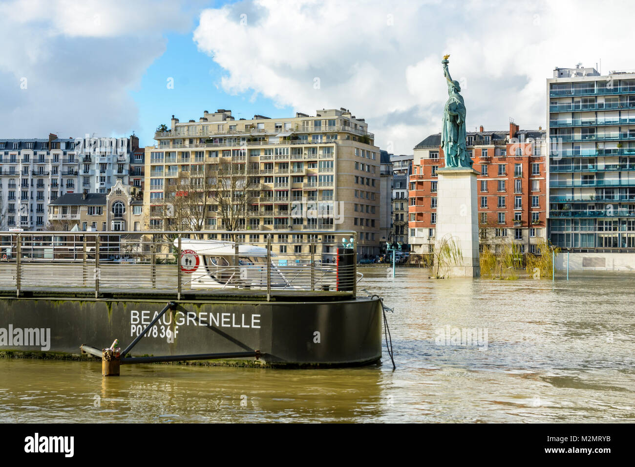 Lors d'une inondation de la Seine, la plate-forme où la Statue de la liberté est érigé est totalement couverte par la crue. Banque D'Images