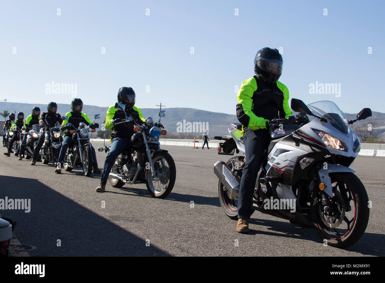 Le personnel militaire s'asseoir en ligne sur le cours de base Riders sur Camp Pendleton, en Californie, le 5 février 2018. Le cours est obligatoire pour tous les Marines en service actif l'intention d'obtenir un Camp Pendleton autocollant Ministère de la Défense pour leur moto. Le personnel militaire est tenu d'assister à la BRC à les qualifier de conduire une motocyclette sur la base. (U.S. Marine Corps photo par le Cpl. Andre Heath) Banque D'Images