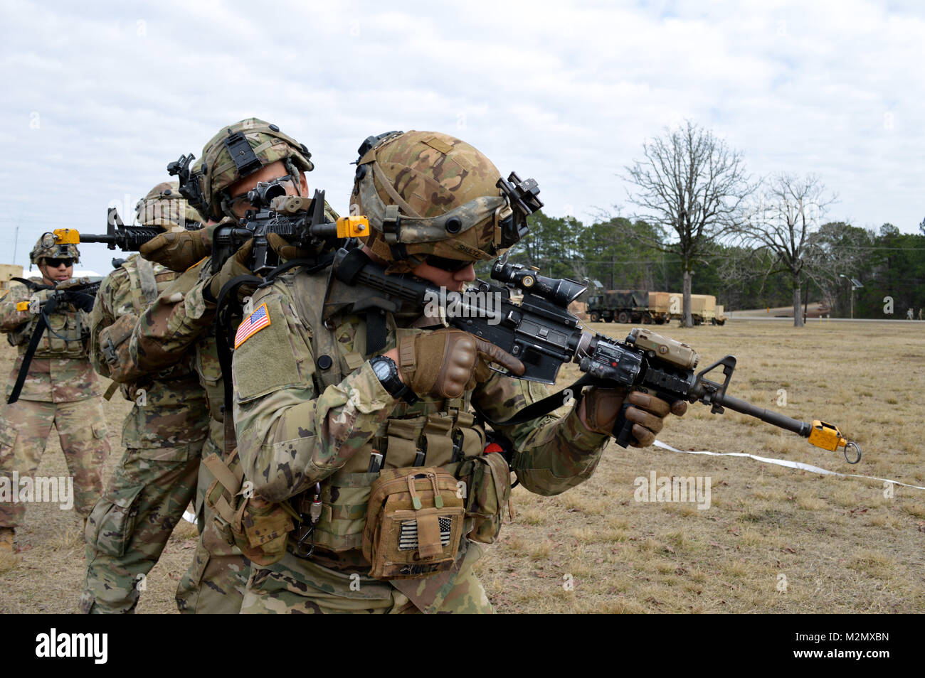 Les fantassins affecté à la Compagnie A, 2e Bataillon, 35e Régiment d'infanterie, 3e Brigade Combat Team, 25e Division d'infanterie, se préparer avant de simuler un scénario de compensation chambre à Fort Polk, en Louisiane, le 5 février 2018. La 3ème BCT participe à une rotation au Joint Readiness Training Center. (U.S. Photo de l'armée par le sergent. Armando R. Limon, 3e Brigade Combat Team, 25e Division d'infanterie) Banque D'Images