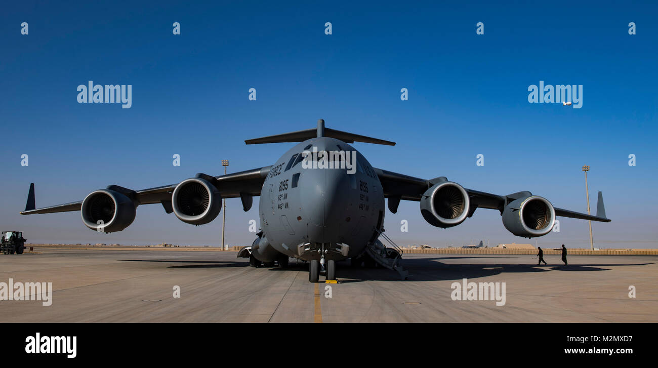 Un U.S. Air Force C-17 Globemaster III affectés à la 816th Escadron de transport aérien expéditionnaire sur la rampe à Al Asad Air Field, l'Iraq, le 29 janvier 2018. Le C-17 est capable de diffusion stratégique rapide de troupes et tous les types de marchandises à travers les bases de la zone de responsabilité. (U.S. Air Force Photo de Tech. Le Sgt Gregory Brook) Banque D'Images