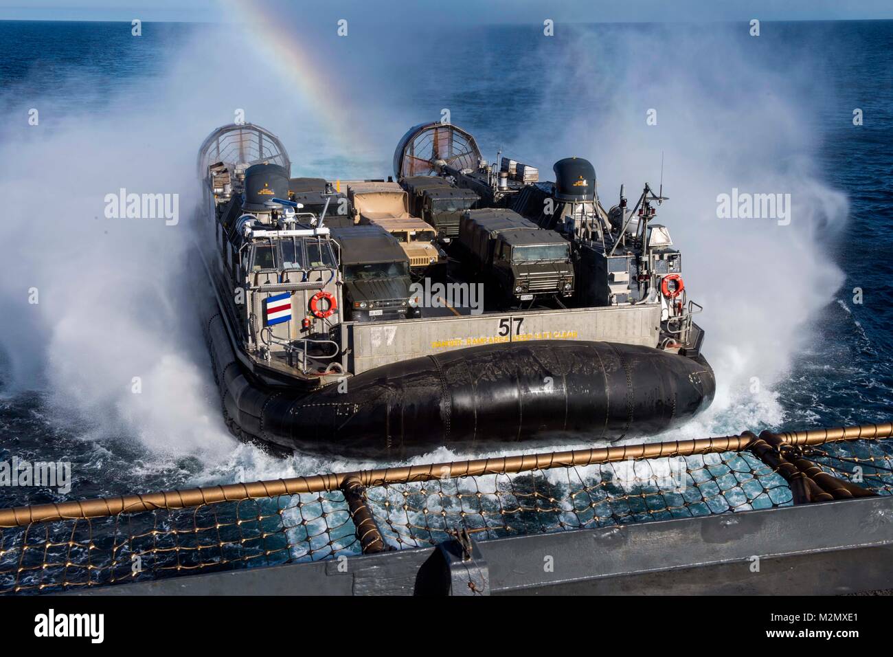 180203-N-GR847-353 OCÉAN PACIFIQUE (fév. 3, 2018) des engins de débarquement d'un véhicule à coussin d'air (LCAC) embarque la classe Whidbey Island landing ship dock USS Rushmore (LSD 47) main de fer au cours de 2018. Rushmore est en cours au large de la côte de Californie du Sud à l'appui de la partie de l'exercice amphibie. Iron Fist est un annuel, exercice d'entraînement amphibie bilatéral visant à améliorer le Corps des Marines des États-Unis et de l'autodéfense japonaise de planifier, de communiquer et de mener des opérations amphibies au peloton, compagnie du bataillon et niveaux. (U.S. Photo par Marine Communications de Masse Banque D'Images