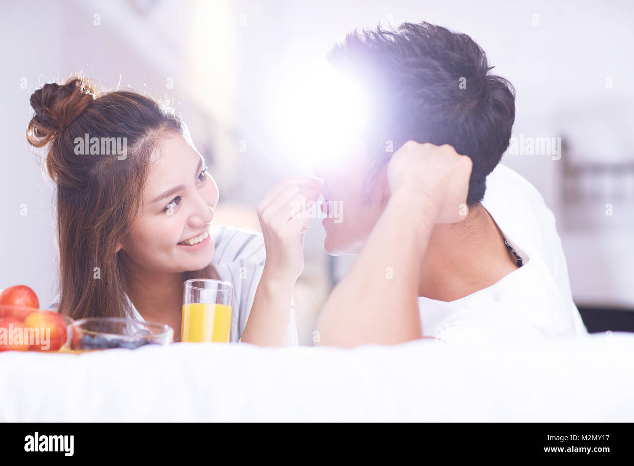 Les jeunes couples ont un petit déjeuner au lit Banque D'Images