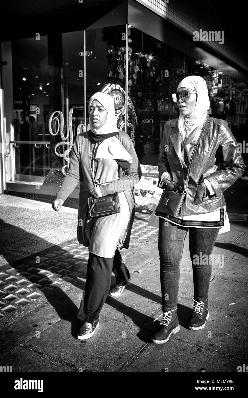 Photographie noir et blanc de deux jeune femme marchant le long d'Oxford Street, Londres, Angleterre, Royaume-Uni, Londres : Crédit Snapper Banque D'Images