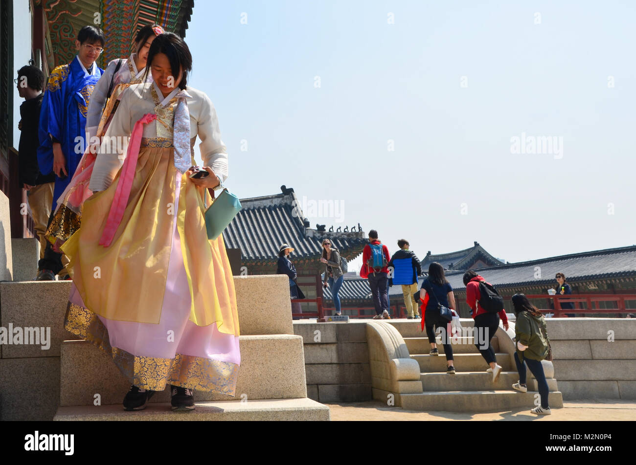 Balades touristiques autour de Gyeongbokgung Palace certains portant des robes traditionnelles coréennes du Sud. Banque D'Images