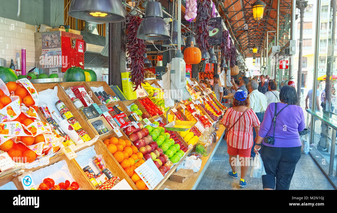 Madrid, Espagne - Juin 06, 2017 : voir l'intérieur avec les peuples de marché de San Miguel (Espagnol : Mercado de San Miguel) est un marché couvert situé à Madri Banque D'Images