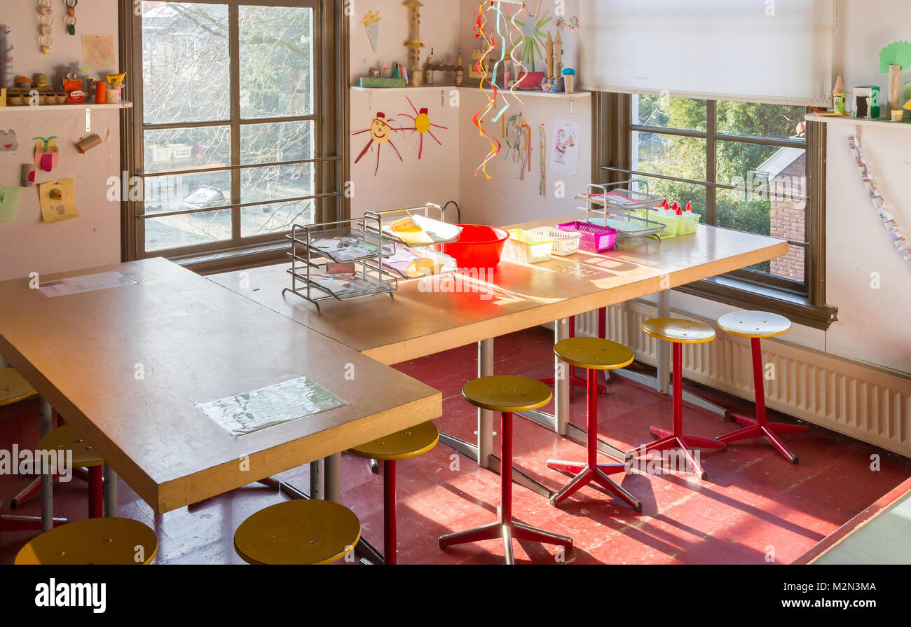 Petite salle de classe dans une école néerlandaise - Vide Banque D'Images
