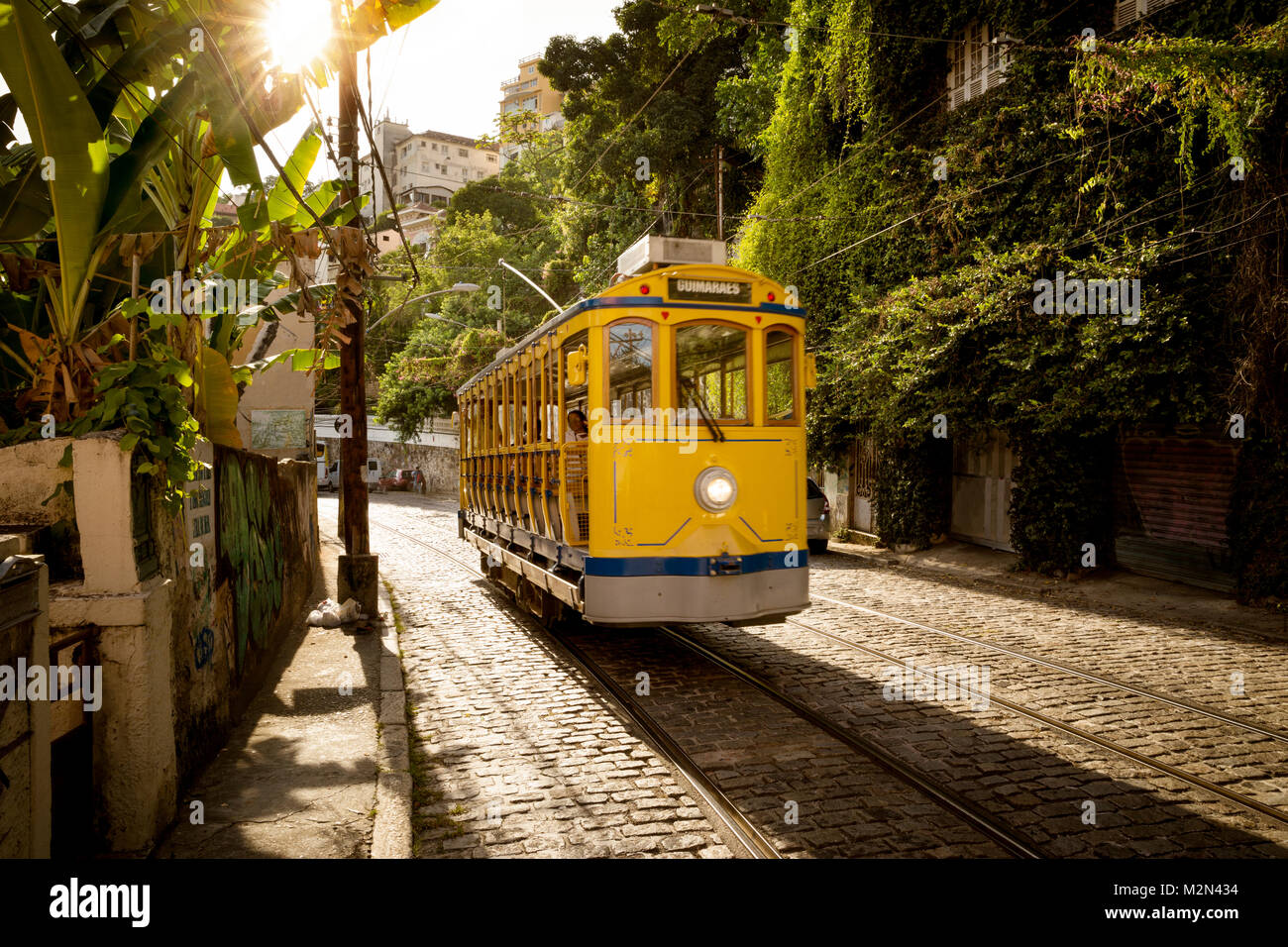 Ancien Tramway jaune dans le district de Santa Teresa à Rio de Janeiro, Brésil Banque D'Images