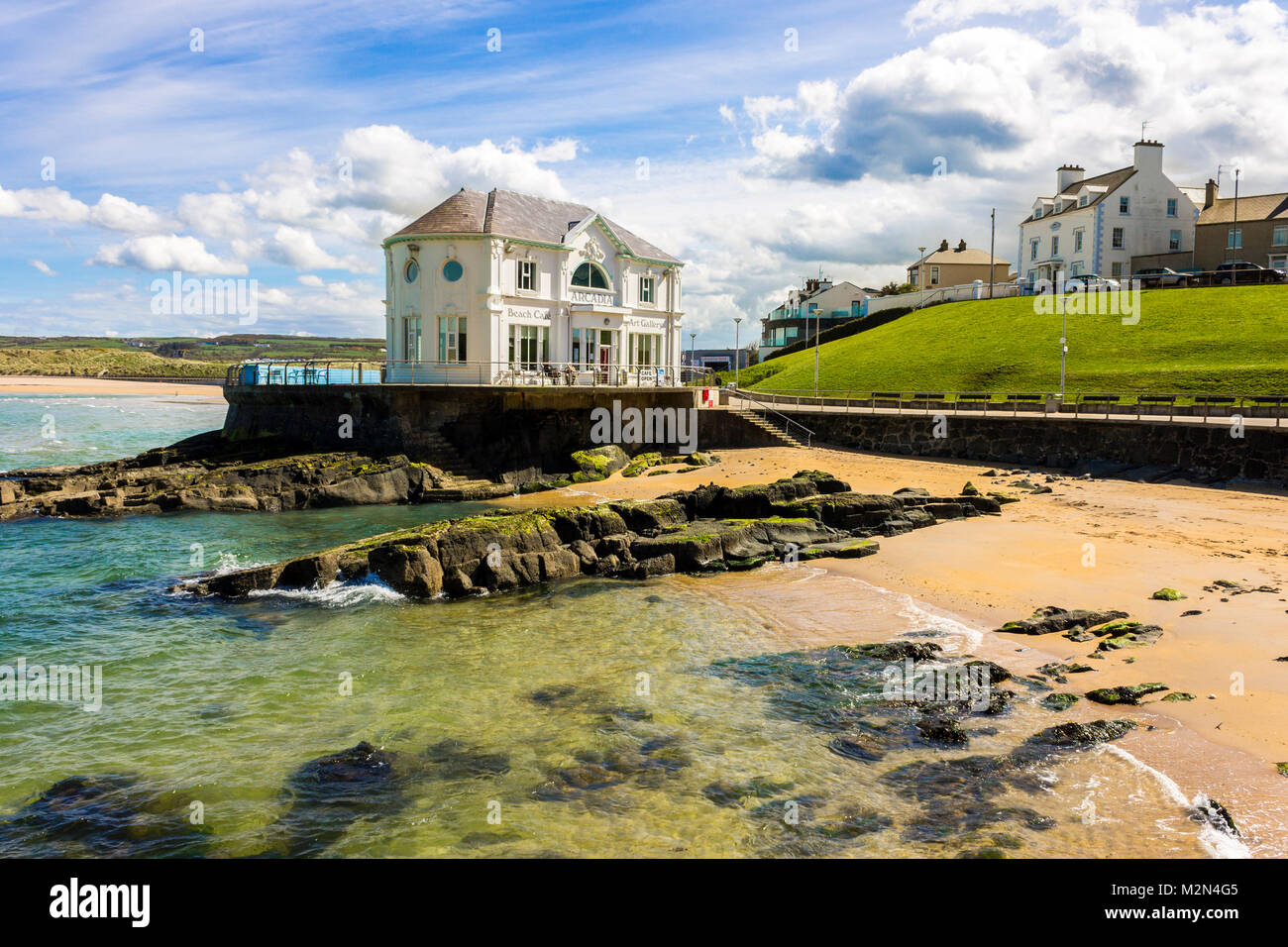 L'Arcadia, un café et la salle de bal historique dans la côte de Portrush, une petite station balnéaire dans le comté d'Antrim, Irlande du Nord, Royaume-Uni Banque D'Images