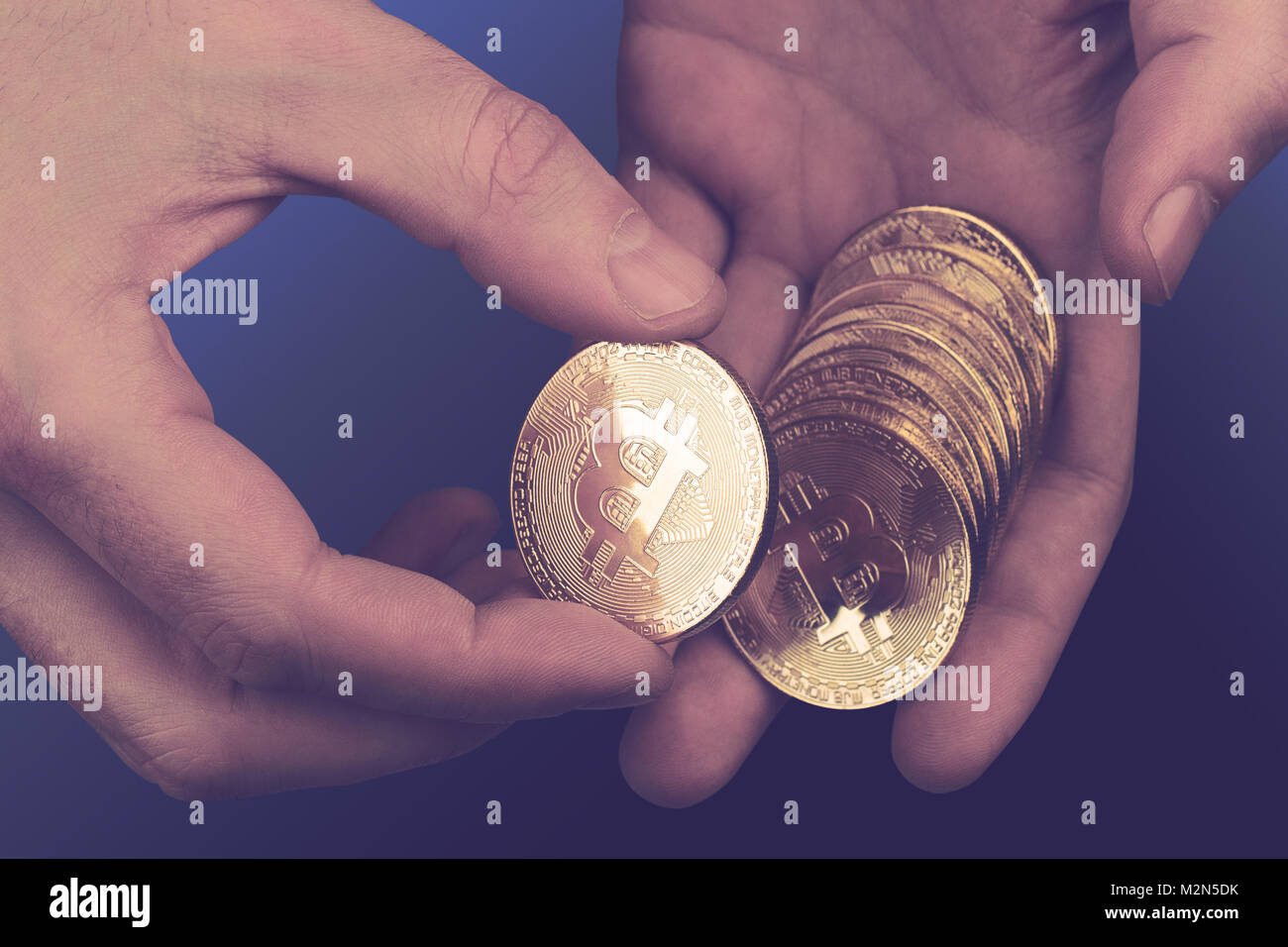 Concept cryptocurrency avec gros plan du Caucasian hands compter une pile de pièces d'or bitcoin Banque D'Images