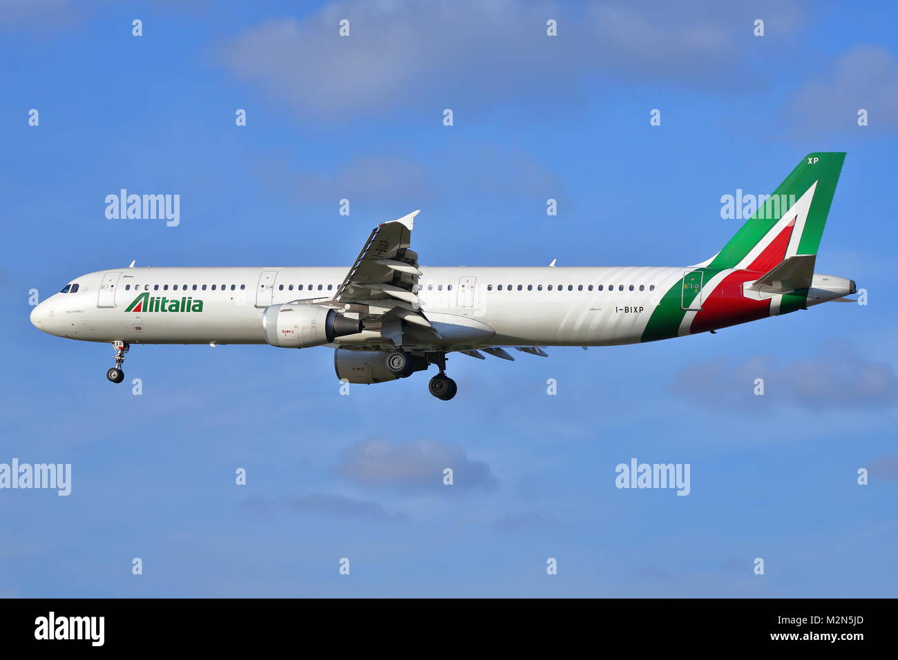 Alitalia Airbus A321 I-BIXP l'atterrissage à l'aéroport Heathrow de Londres, UK Banque D'Images