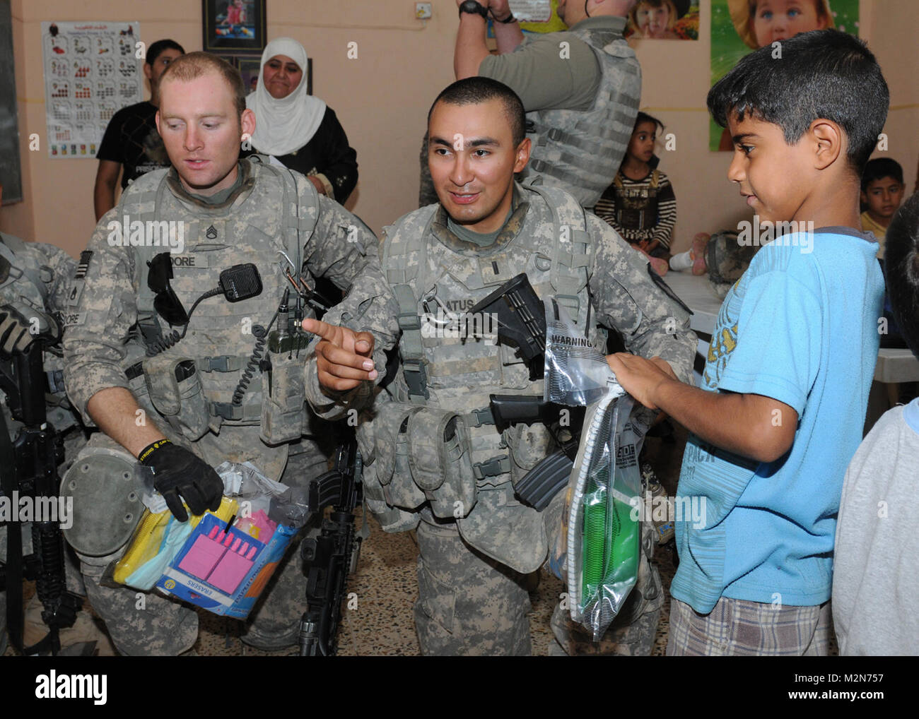 S'agenouiller. BASE D'OPÉRATIONS D'URGENCE SPEICHER, l'Irak - Les soldats de la Compagnie B, 1er Bataillon, 5e régiment de cavalerie, 2e Brigade d'aider et de conseiller, 1re Division de cavalerie, distribuant des cadeaux aux enfants dans un orphelinat à Tikrit, Irak, le 12 septembre 2011. Les fantassins a donné des fournitures scolaires, articles de soins personnels et des vêtements aux enfants. (U.S. Photo de l'armée par la CPS. Crystal, Hudson, USD 29 MPAD N - PAO) s'agenouiller. par United States Forces - Iraq (inactif) Banque D'Images