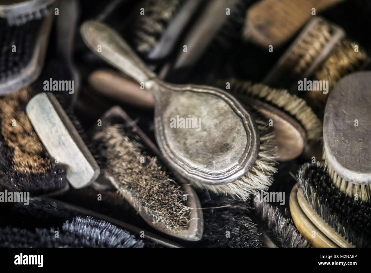 OSWIECIM, Pologne - 26 janvier 2016 : l'ex-allemand nazi de concentration et d'extermination camp Auschwitz. Pinceaux à l'exposition permanente ' ev Banque D'Images
