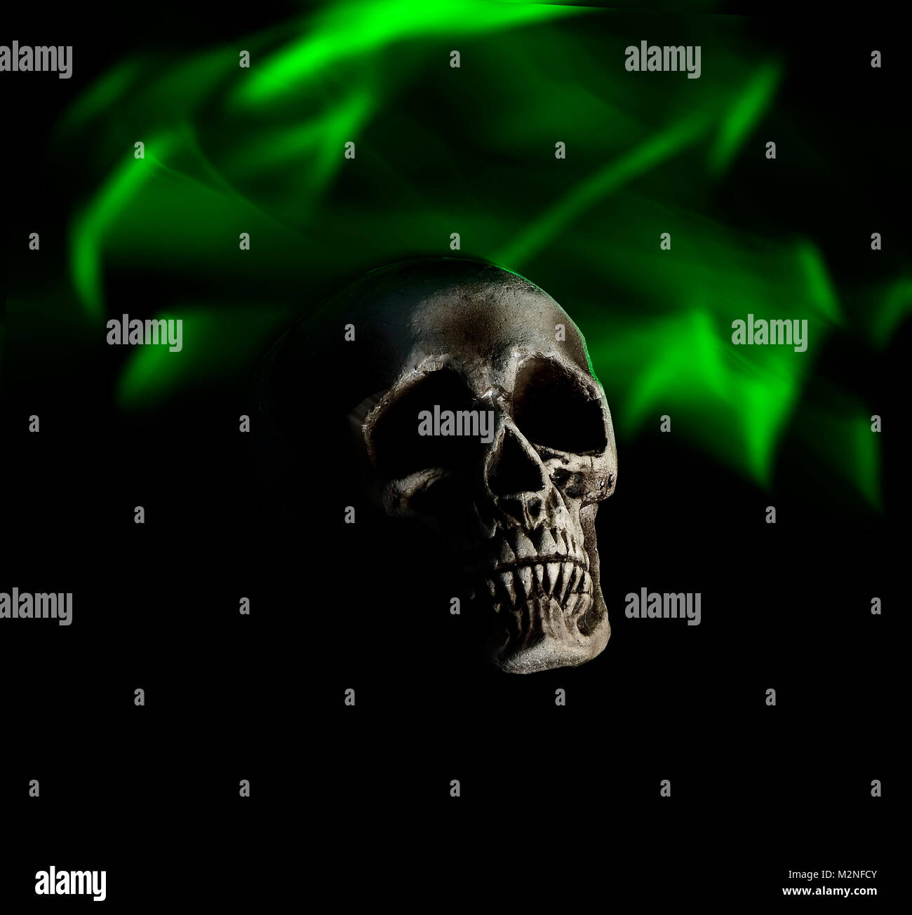 Aura entoure un crâne humain sur fond noir Banque D'Images
