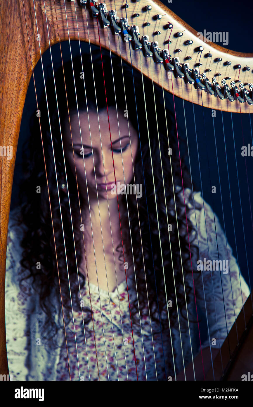 Harpiste irlandaise Michelle Mulcahy jouant de la harpe Banque D'Images