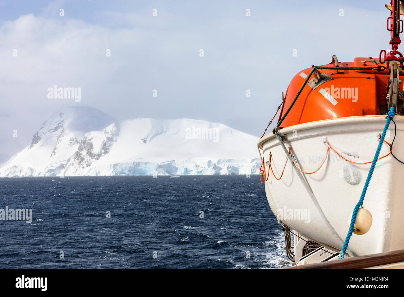Navire de passagers aventurier océan transporte les skieurs alpinisme à l'Antarctique Banque D'Images