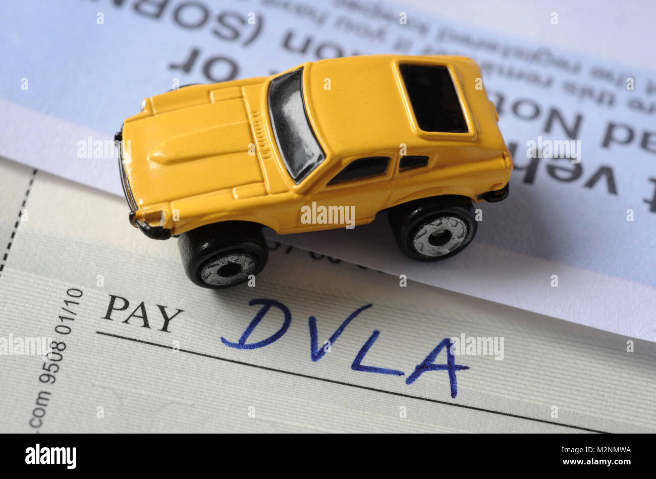 'DVLA' ÉCRIT SUR CARNET DE CHÈQUES AVEC VOITURE PILOTE MODÈLE RE DVLA ET À L'HOMOLOGATION DES VÉHICULES ROUTIERS DE L'AGENCE LICENCE D'ACCISE TAXE LES AUTOMOBILISTES ETC Banque D'Images