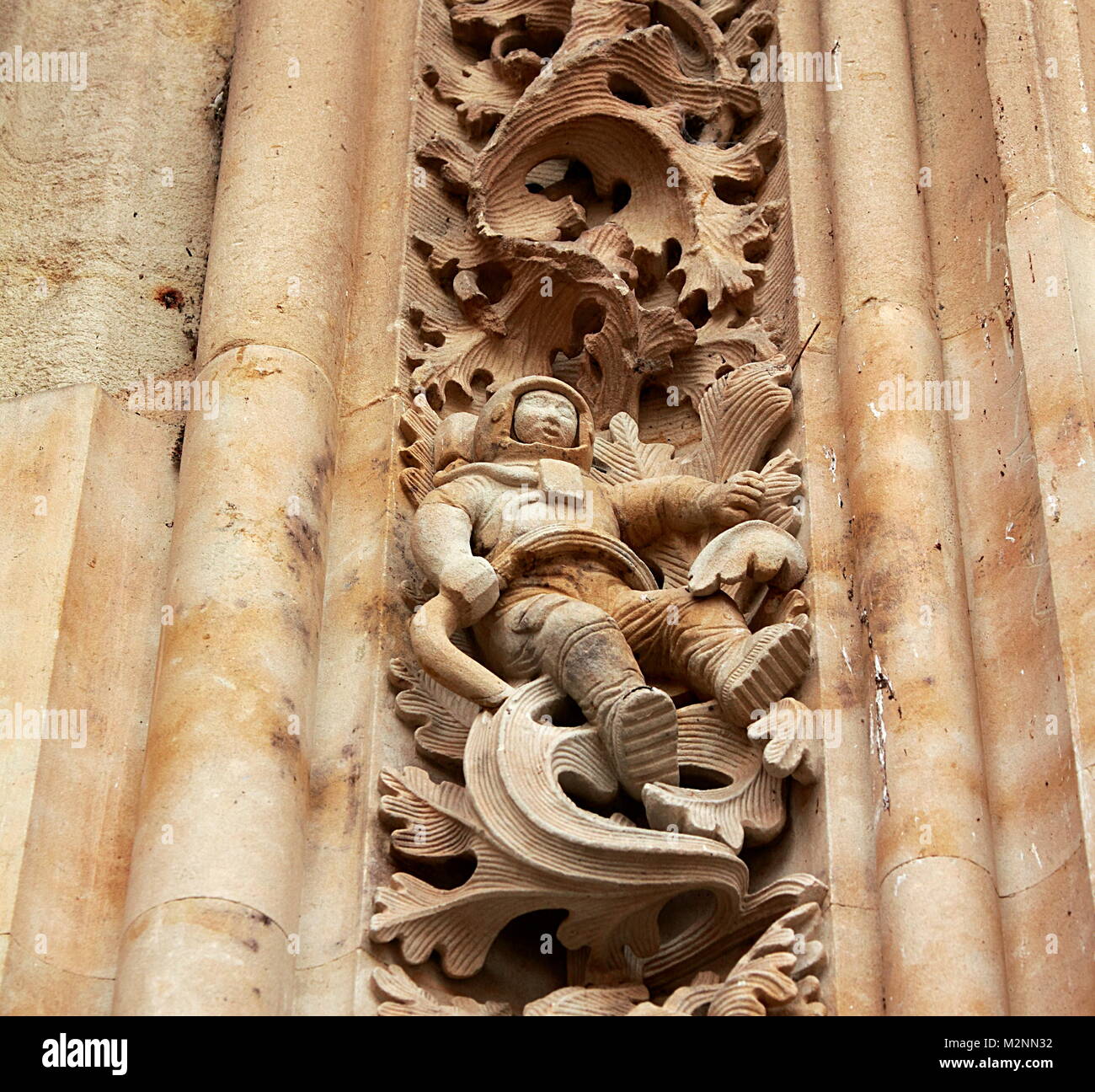SALAMANCA ESPAGNE - 7 mai 2014 : La célèbre astronaute sculpté dans la pierre sur la façade de la cathédrale de Salamanque. Banque D'Images