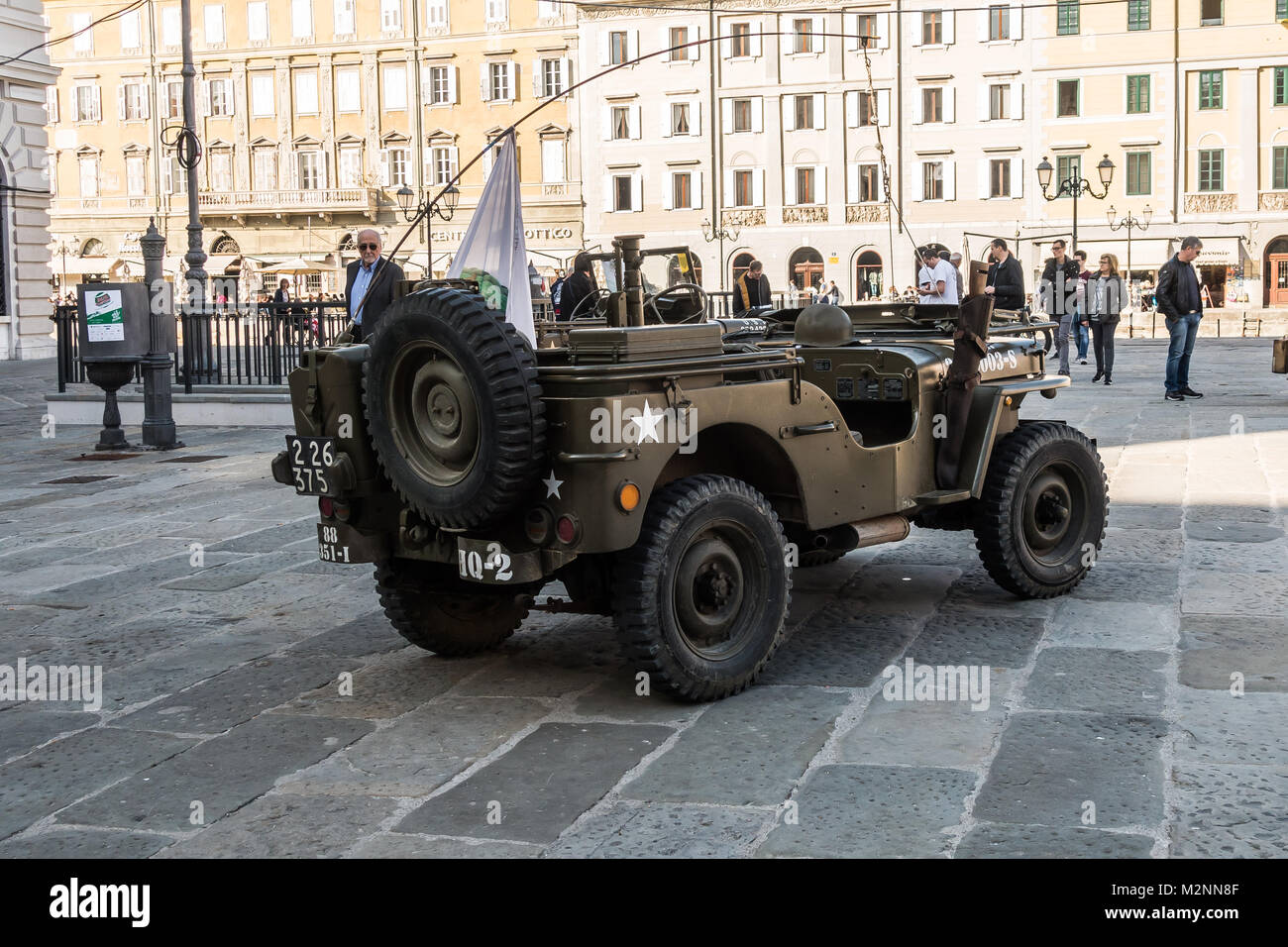 Trieste, Italie - 31 mars 2017 : Exposition de voitures American vintage de la guerre mondiale 2, Willys Jeep. Banque D'Images
