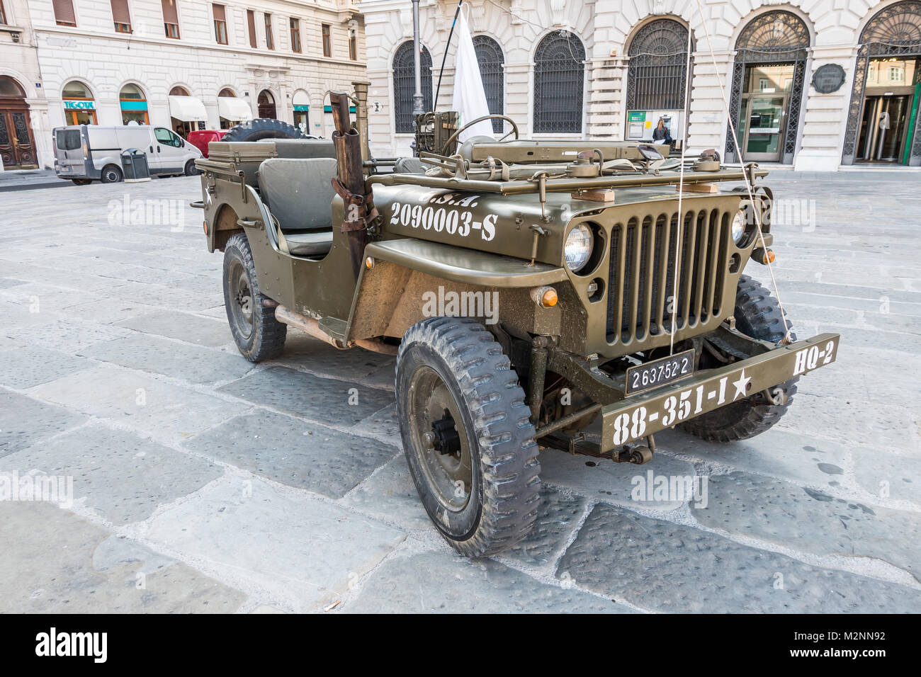 Trieste, Italie - 31 mars 2017 : Exposition de voitures American vintage de la guerre mondiale 2, Willys Jeep. Banque D'Images