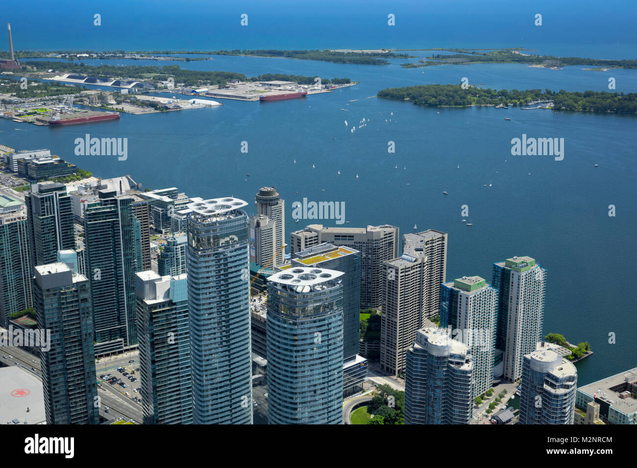 Vue panoramique surélevé Toronto Ontario Canada, occupé le centre-ville de rive du lac Ontario sur un week-end d'été ensoleillé Banque D'Images