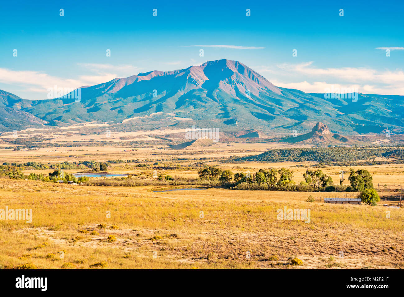 Spanish Peaks pays avec l'Ouest Espagnol Sommet en Californie USA sur une journée ensoleillée. Banque D'Images