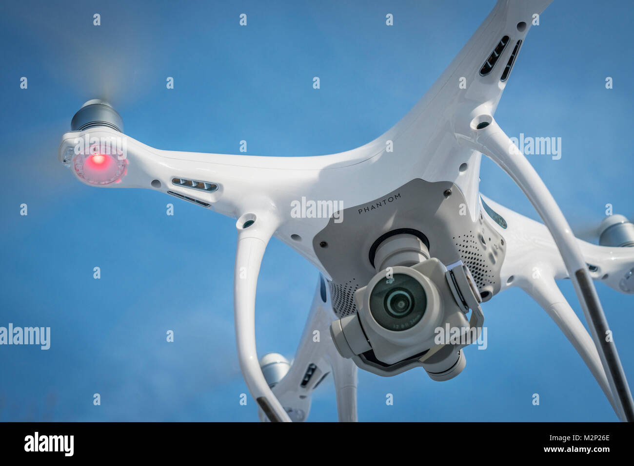 FORT COLLINS, CO, USA - Le 22 décembre 2016 : DJI Phantom 4 drone  quadcopter pro voler avec un appareil photo contre le ciel bleu Photo Stock  - Alamy