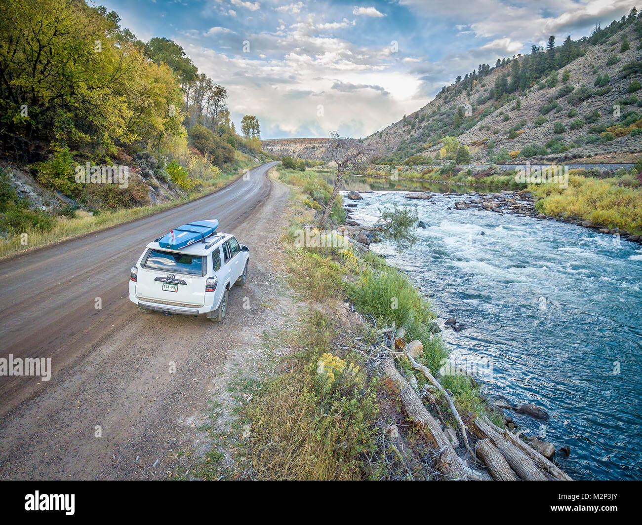BURNS, CO, USA - 28 septembre 2016 : Toyota 4Runner édition Trail SUV (2016) portant un paddleboard sur une rive de la rivière Colorado en couleurs d'automne. Banque D'Images