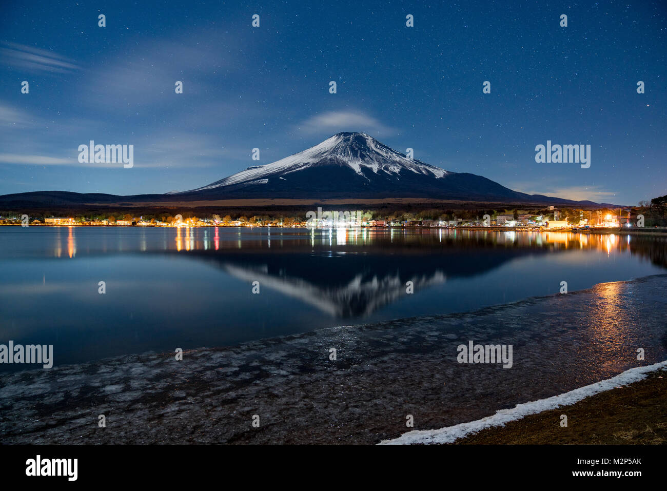Le mont Fuji au lac Yamanaka glacé en hiver Banque D'Images