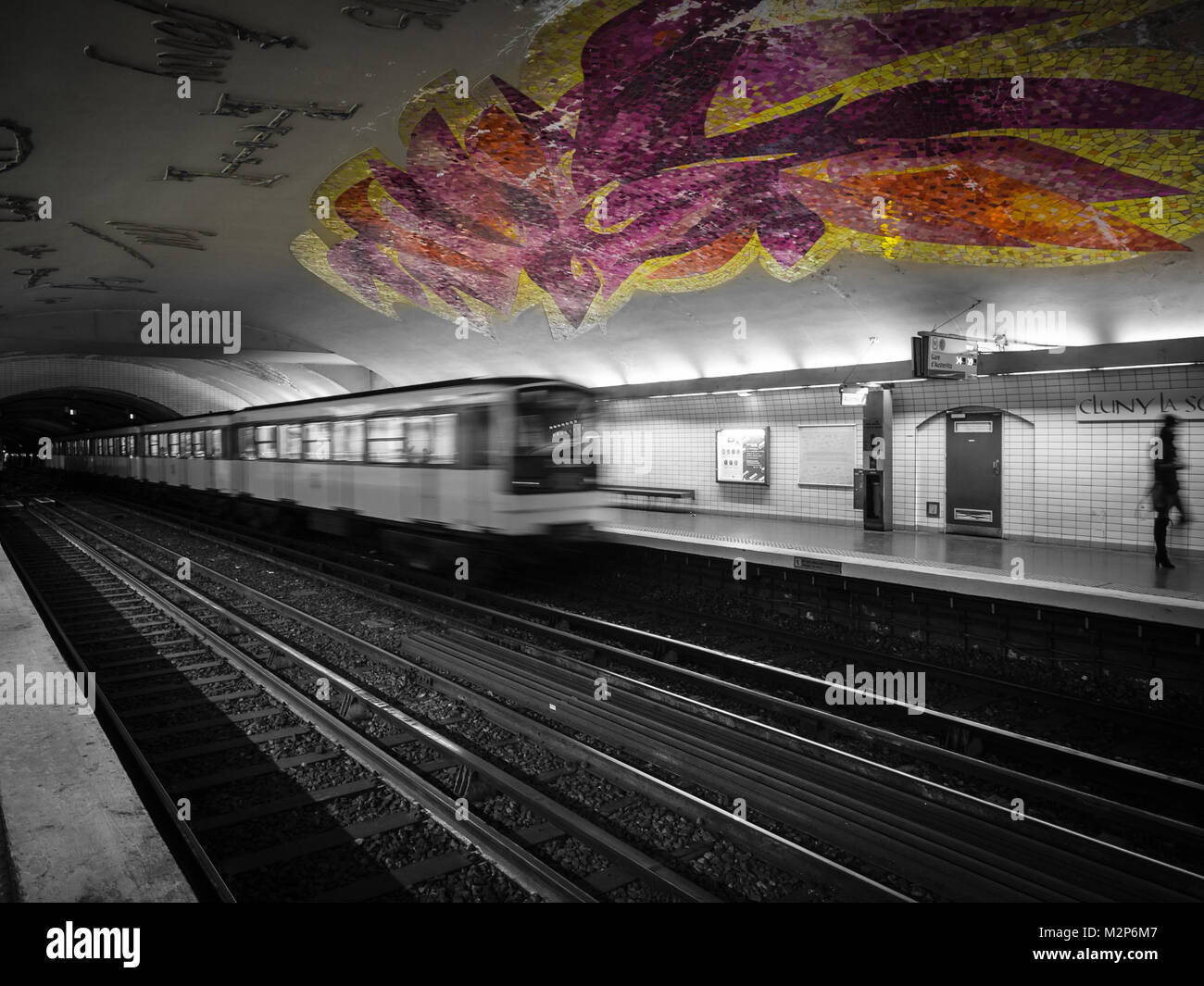 Paris Métro avec un plafond en mosaïque de couleurs vives. Banque D'Images