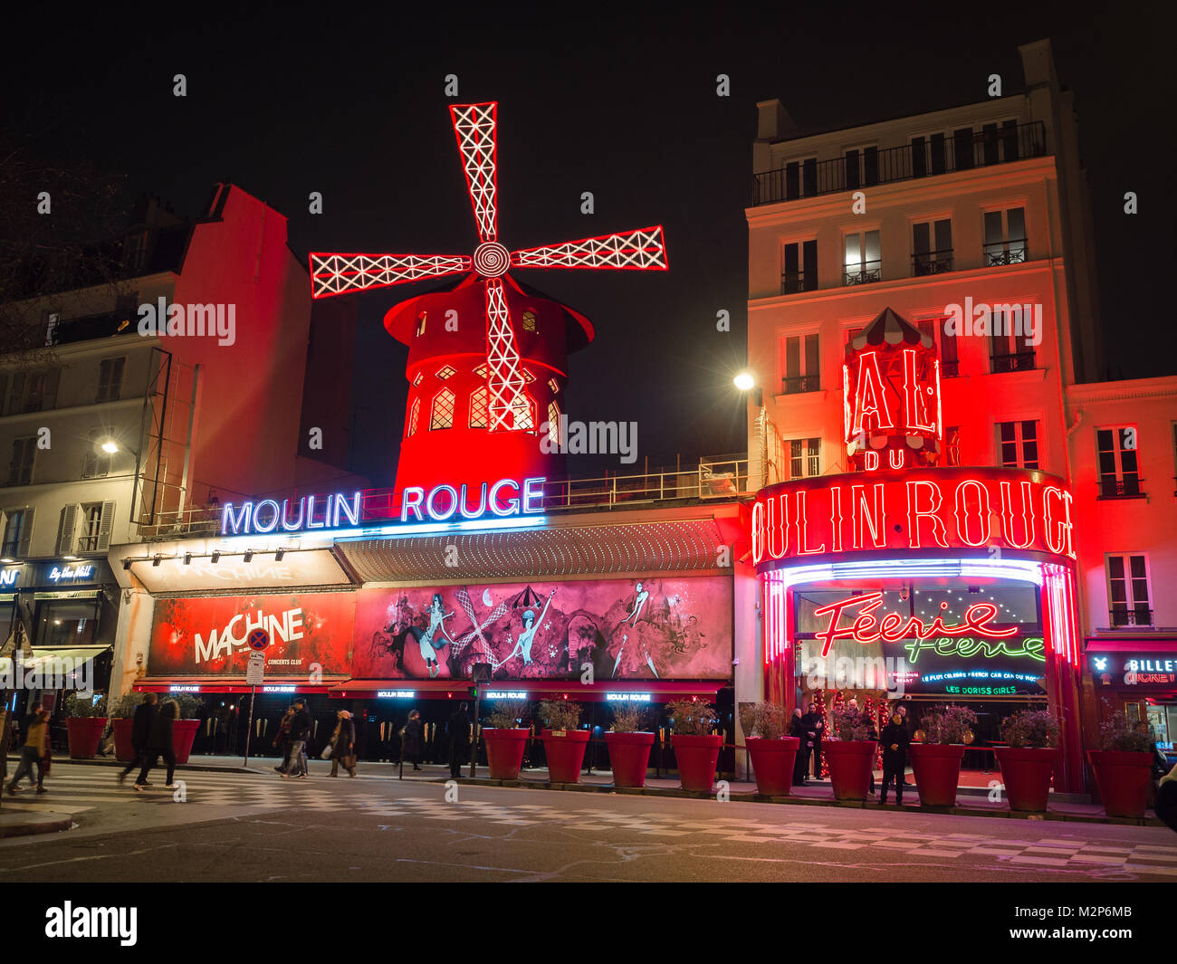 Paris, France - 7 janvier 2017 : Le Moulin Rouge la nuit. C'est un célèbre cabaret construit en 1889, l'installation à Montmartre. Banque D'Images