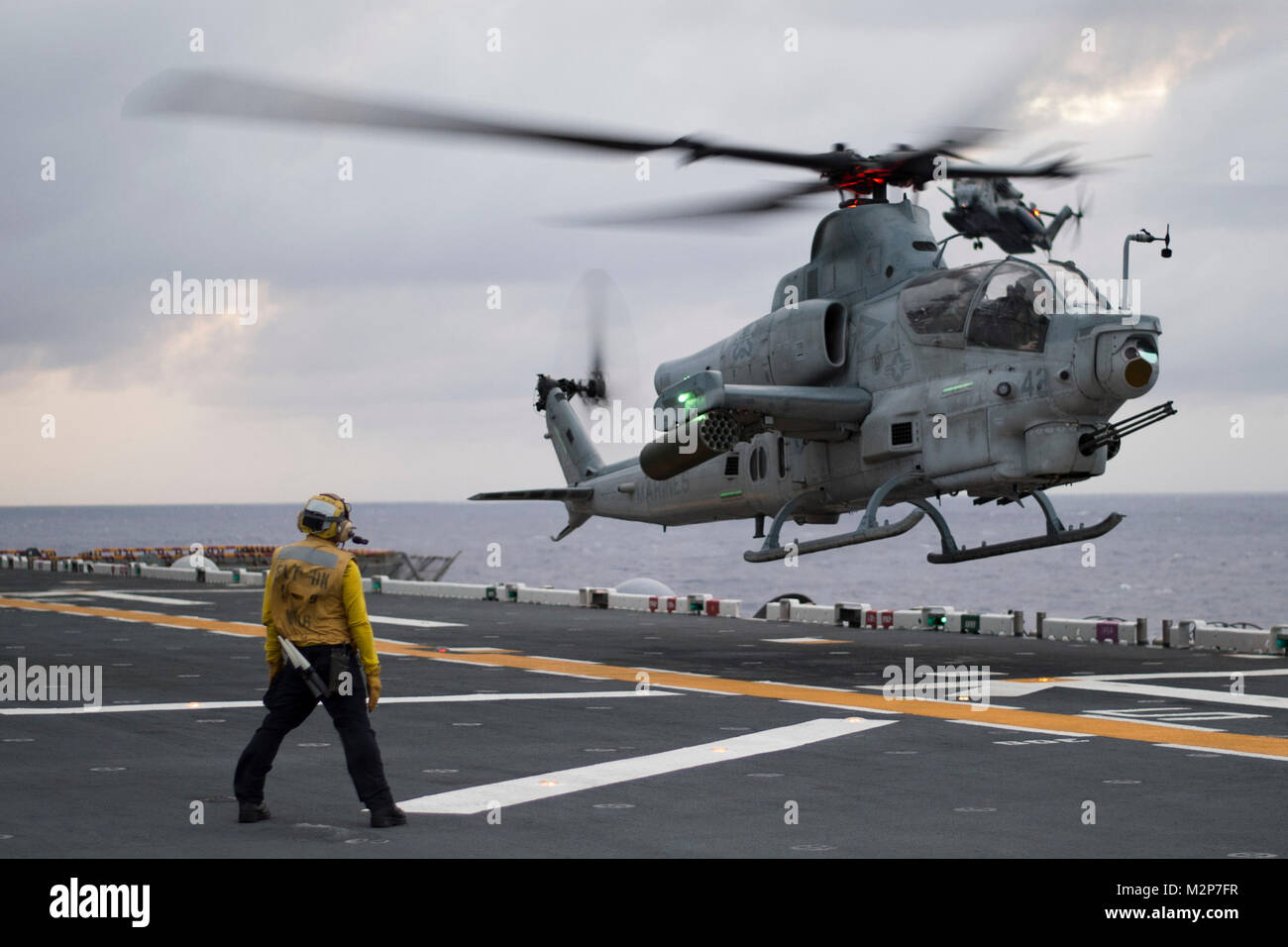 180204-N-XK809-047 MER DES PHILIPPINES (fév. 4, 2018) Un hélicoptère AH-1Z Viper affecté à l 'Gunfighters' de l'hélicoptère d'attaque léger Marine HMLA) 369 (Escadron atterrit sur le pont d'envol du navire d'assaut amphibie USS Bonhomme Richard (DG 6). Bonhomme Richard fonctionne en Indo-Asia-région du Pacifique dans le cadre d'une patrouille régulière et offre une capacité d'intervention rapide en cas de catastrophe naturelle ou d'urgence régionaux. (U.S. Photo par marine Spécialiste de la communication de masse 2e classe William Sykes/libérés) Banque D'Images