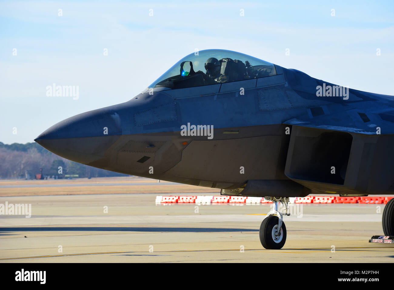 Un F-22 Raptor de l'Air Combat Command F-22 de l'équipe de démonstration à Langley Air Force Base, Virginie, attend sur la piste avant le roulage, le 26 janvier 2018, à Seymour Johnson Air Force Base, la Caroline du Nord. L'équipe a effectué une démonstration pratique à Seymour Johnson AFB. (U.S. Air Force photo par un membre de la 1re classe Kenneth Boyton) Banque D'Images