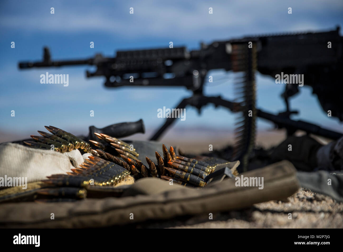 7,62 mm liés jeter à côté d'un M240B machine gun au cours d'une série réalisée par 2e Défense aérienne à basse altitude (LAAD) Bataillon, au Centre National d'entraînement à Fort Irwin, en Californie, le 27 janvier, 2018. Marines avec 2e LAAD a réalisé une gamme de mitrailleuse pour améliorer les compétences linguistiques à la M240B et M2 de calibre .50. mitrailleuses et d'améliorer la préparation au combat. (U.S. Marine Corps photo par le Cpl. Koby I. Saunders) Banque D'Images