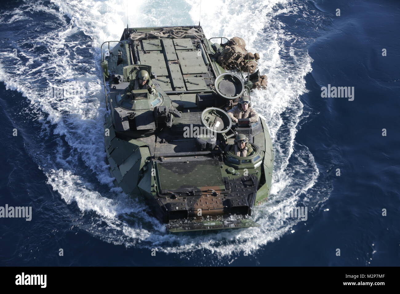 USS RUSHMORE, Océan Pacifique - Marines avec 3e bataillon amphibie assaut, 1 Division de marines, et les soldats japonais avec le Régiment d'infanterie de l'Armée de l'Ouest, le Japon d auto-défense au sol, se préparer à conduire leur véhicule d'assaut amphibie dans l'welldeck de l'USS Rushmore (LSD-47) pendant l'exercice Iron Fist 2018, 31 janvier. L'exercice rassemble des Marines des États-Unis à partir de la 11e unité expéditionnaire de marines et de soldats de la JGSDF pour améliorer leur planification bilatérale, la communication et la conduite d'opérations amphibies. (U.S. Marine Corps photo par le Cpl. Kyle McNan) Banque D'Images