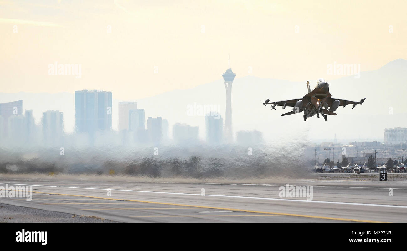 Un F-16 Fighting Falcon de chasse affecté à la 57e Escadre, prend son envol au cours de l'exercice Red Flag 18-1 à Nellis Air Force Base, Nevada, le 1 février 2018. Drapeau rouge est le premier ministre de l'Air Force au combat air-air exercice d'entraînement. (U.S. Air Force photo par un membre de la 1re classe Andrew Sarver) Banque D'Images