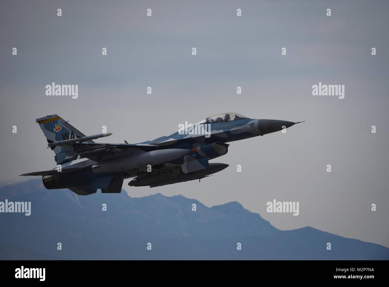 Un F-16 Fighting Falcon de chasse affecté à la 57e Escadre, prend son envol au cours de l'exercice Red Flag 18-1 à Nellis Air Force Base, Nevada, le 1 février 2018. Drapeau rouge est le premier ministre de l'Air Force au combat air-air exercice d'entraînement. (U.S. Air Force photo par un membre de la 1re classe Andrew Sarver) Banque D'Images