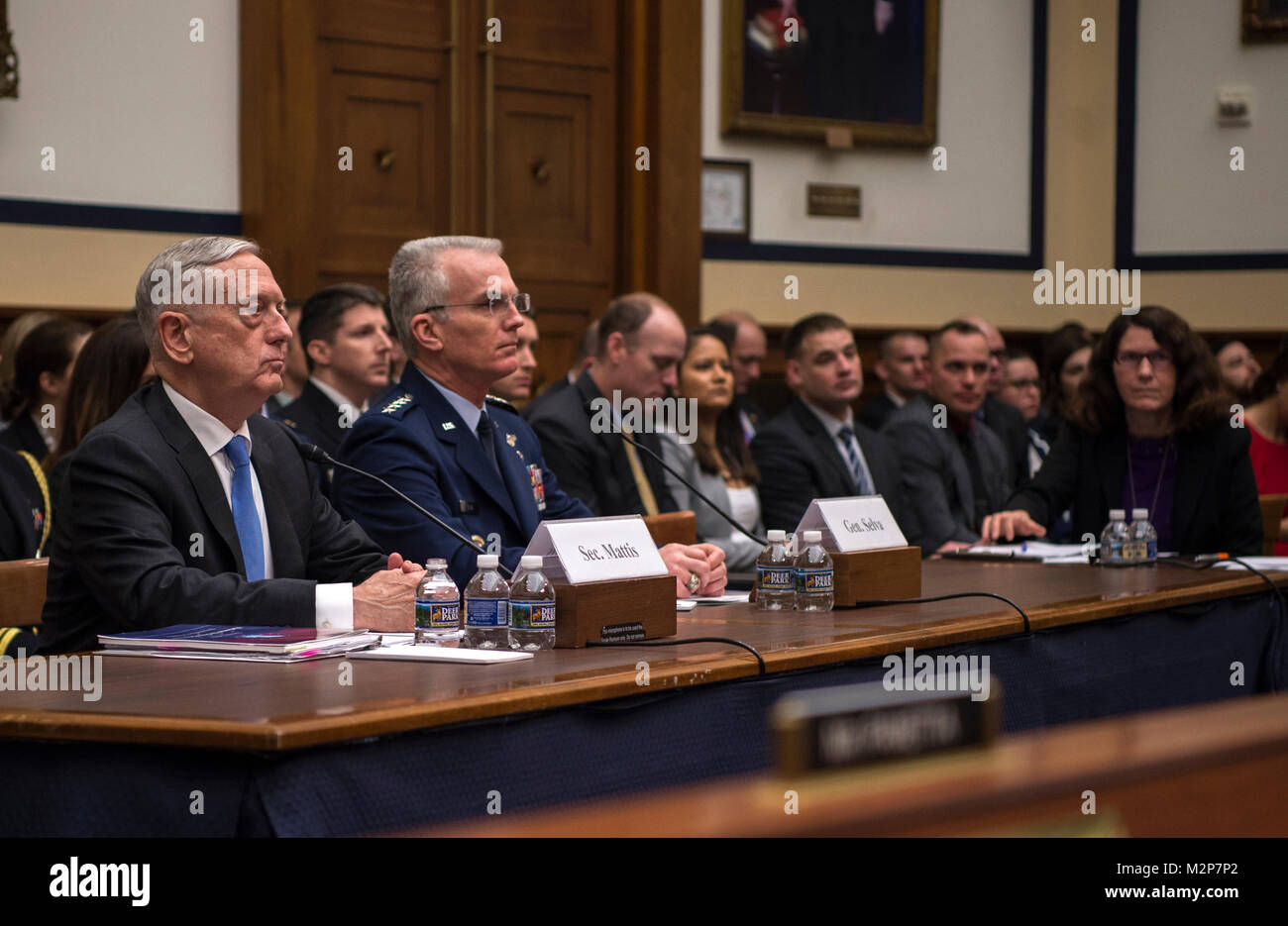 Le Secrétaire de la Défense James N. Mattis et vice-président du Conseil des chefs d'état-major Air Force Général Paul J. Selva témoigner sur la stratégie de défense nationale et la Nuclear Posture Review à la Commission des forces armées sur la colline du Capitole, le 6 février 2018. (DoD photo de spécialiste de la communication de masse de la Marine américaine 1ère classe Kathryn E. Holm) Banque D'Images