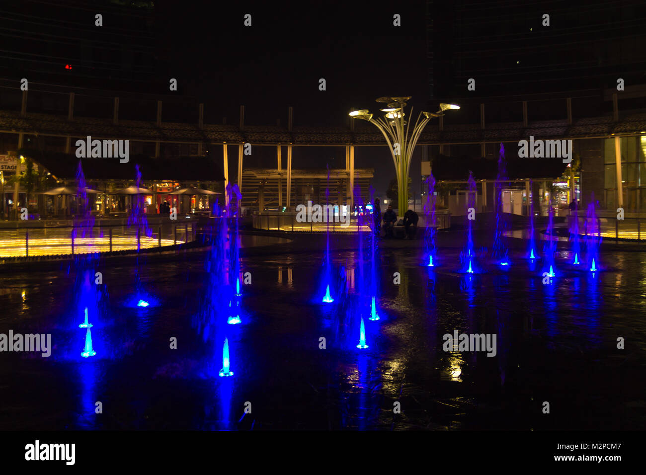 MILAN, ITALIE - 30 octobre 2016 : financial district Vue de nuit. L'eau des fontaines illuminées. Les gratte-ciel modernes dans Gae Aulenti square. La banque Unicredit à Banque D'Images